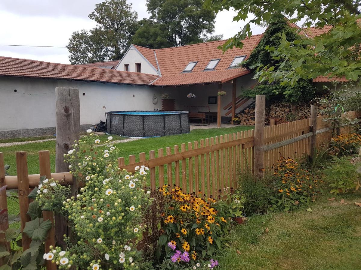 Apartmán na farmě u koní Milesov Exterior foto